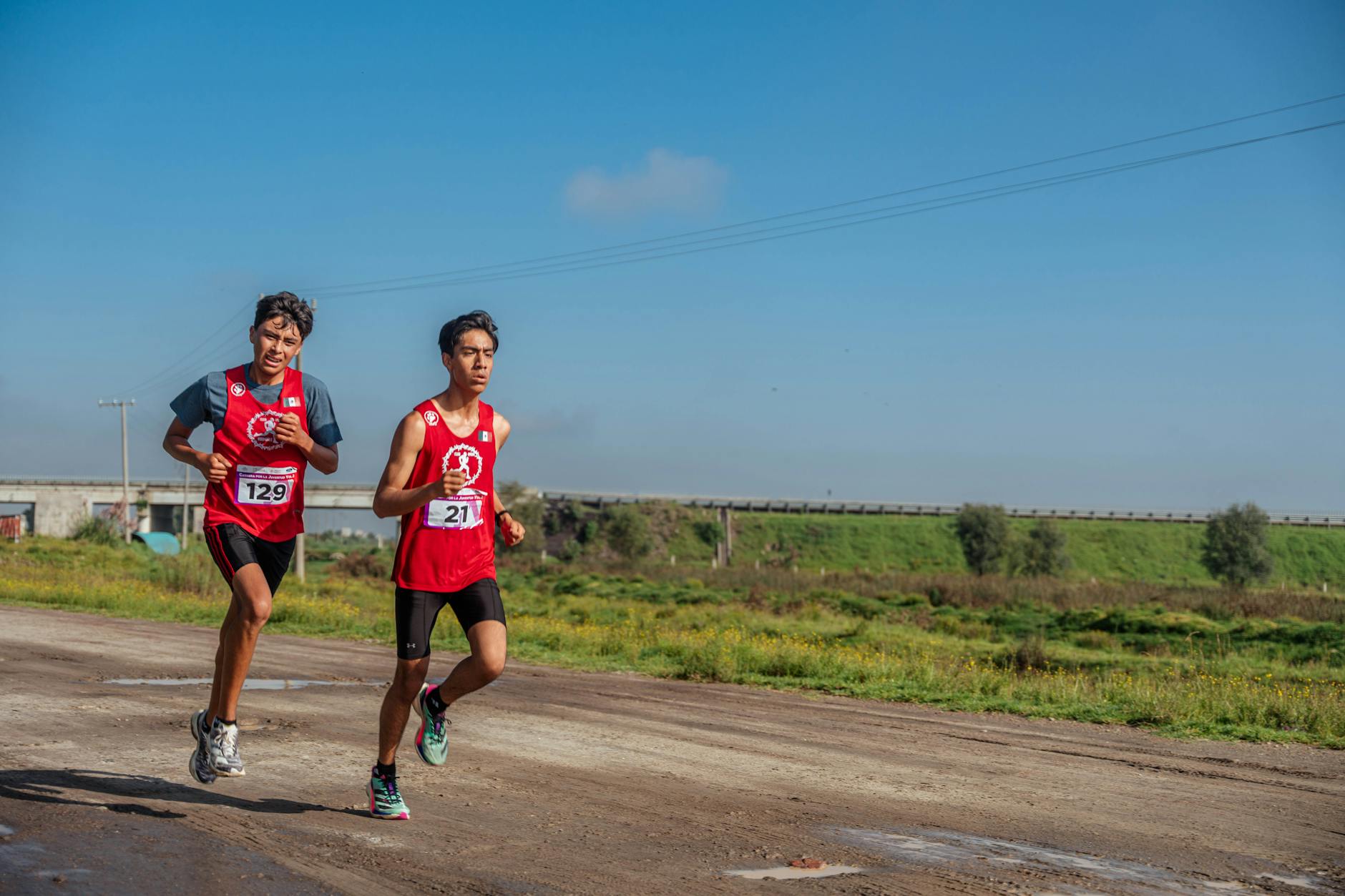 https://www.pexels.com/photo/men-running-in-race-on-dirt-road-17979483/