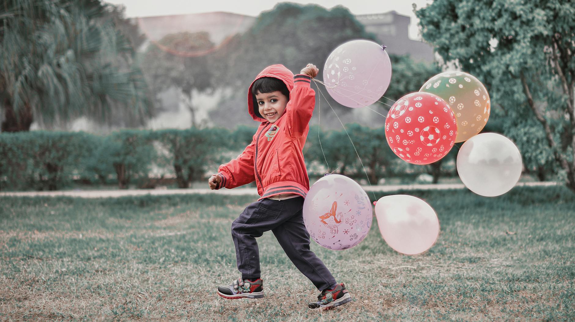 https://www.pexels.com/photo/boy-run-with-baloons-on-his-birthday-28196208/